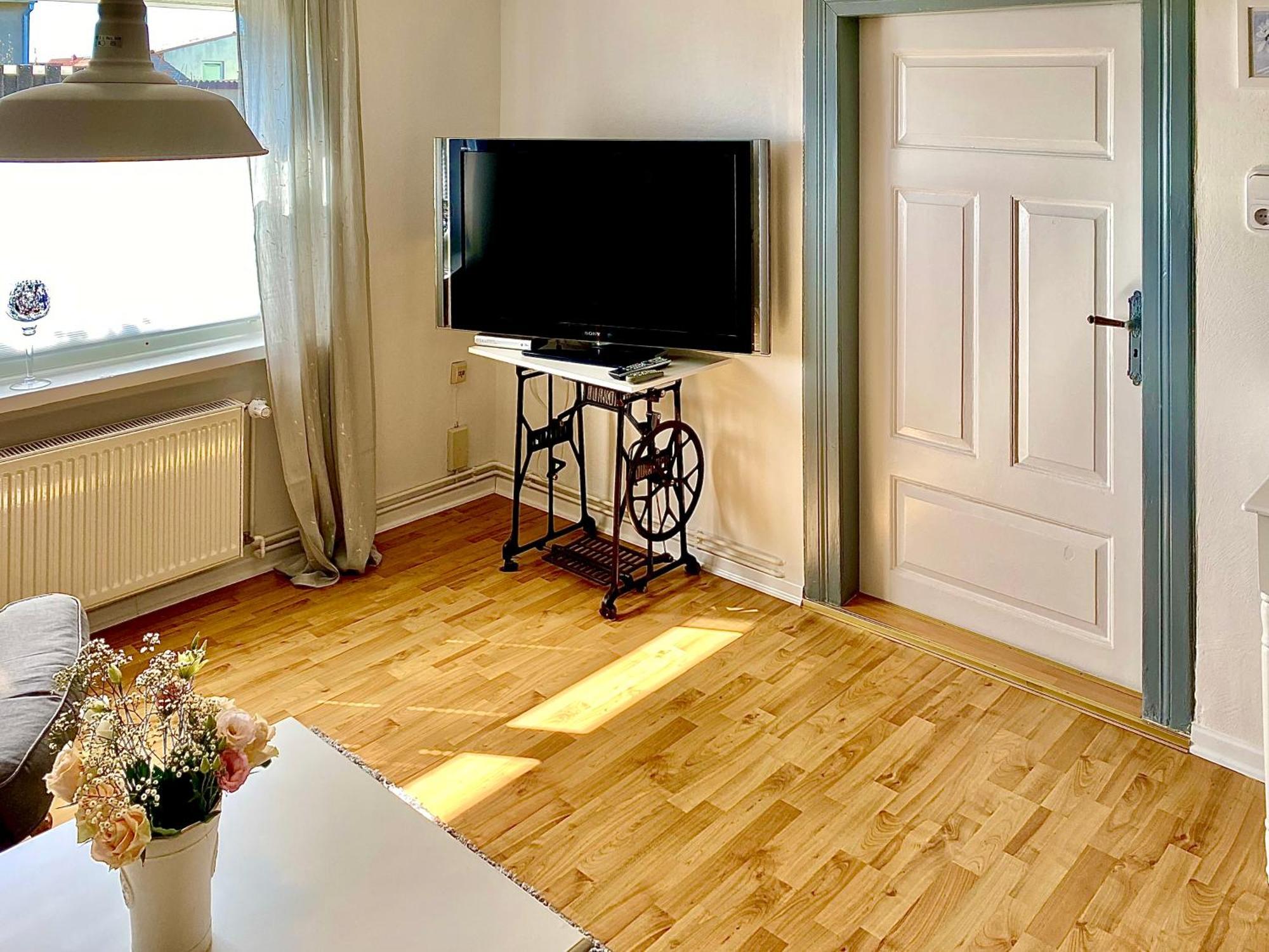 Gemuetliche Ferienwohnung Sagard Esterno foto